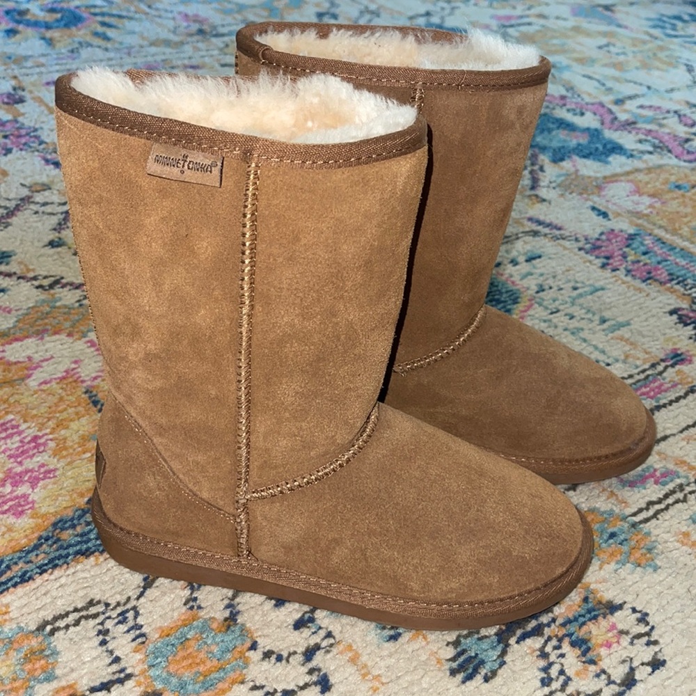 Women’s Minnetonka Olympia boots size 8 - like new